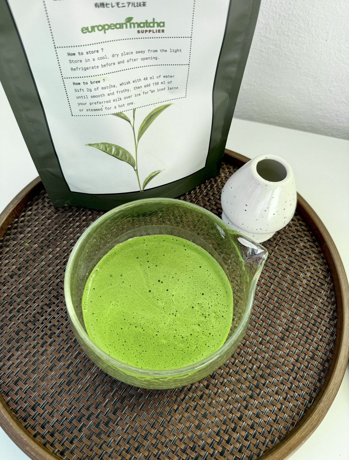 Vann helles i matcha-skålen