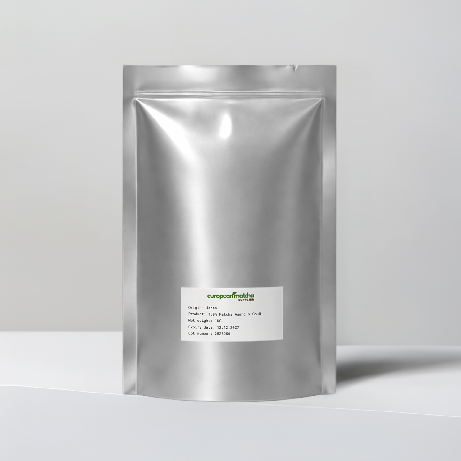 Matcha siktes fra posen ned i skålen